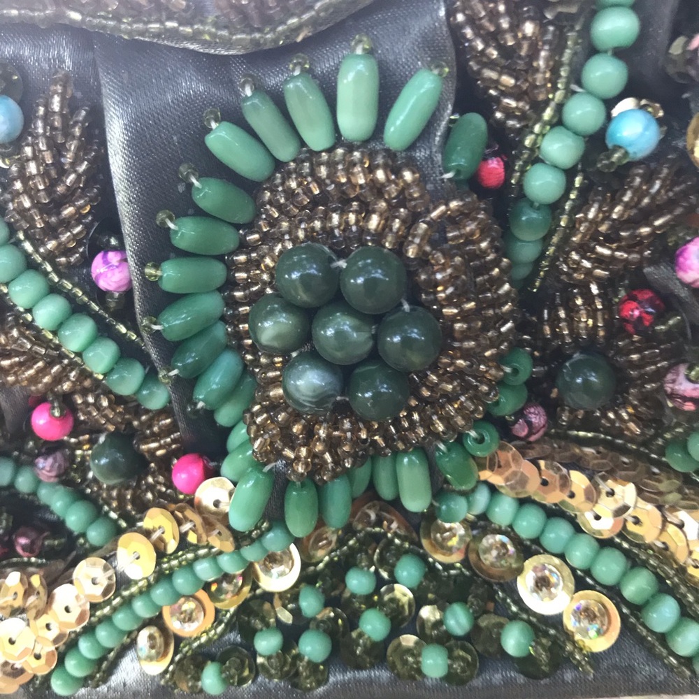 Exquisite Beaded Purse with Silver 24” Chain - Picture 2 of 5
